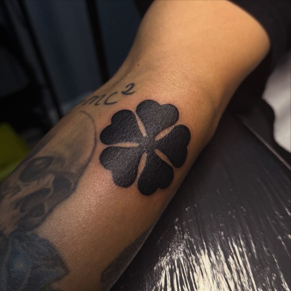 Four-leaf clover — Blackwork